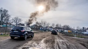 Poluarea atmosferei, chiar sub ochii ministrului Mediului. Localnicii au dat foc la deşeuri, iar pe drum trecea coloana oficială 