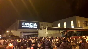 1500 de muncitori de la Dacia au protestat faţă de condiţiile de transport, iar producţia a fost oprită/ UPDATE: Compania aduce acuzaţii participanţilor