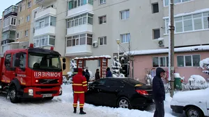 GALERIE FOTO Locatarii unui bloc din Slatina au fost evacuaţi după ce au fost înregistrate scurgeri de gaze
