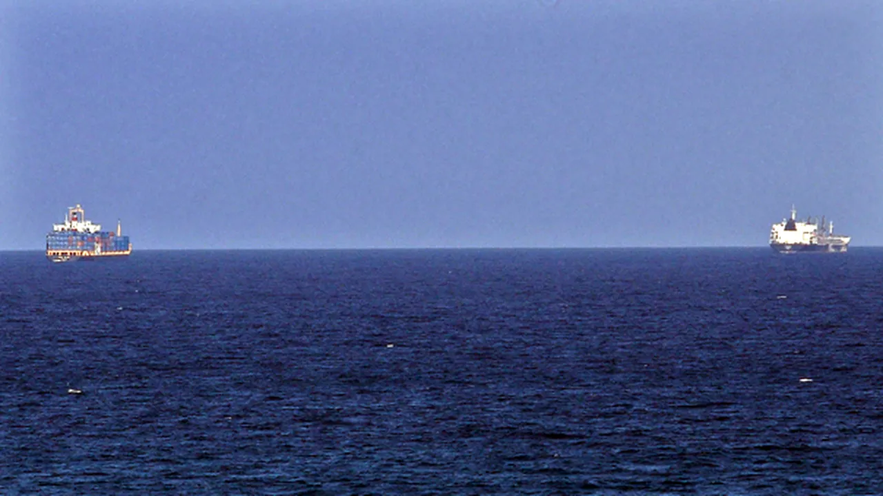 Piraţii de pe două nave capturate, cu români la bord, au deschis focul asupra altui vas