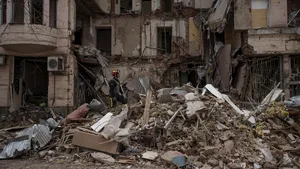 Războiul din Ucraina, ziua a 50-a. Nava-amiral a flotei ruse din Marea Neagră a fost distrusă. Ucraina susţine că Rusia îşi bombardează propriile teritorii, ca să dea vina pe inamici. Schimb de prizonieri. Putin vrea să taie gazul Europei şi să-l ducă în Asia. Discuţie Zelenski-Macron. Parlamentul ucrainean recunoaşte oficial războiul drept genocid. Biden, gata să viziteze Kievul