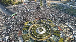 Mii de sirieni sărbătoresc la moscheea din centrul Damascului după căderea lui Bashar al-Assad