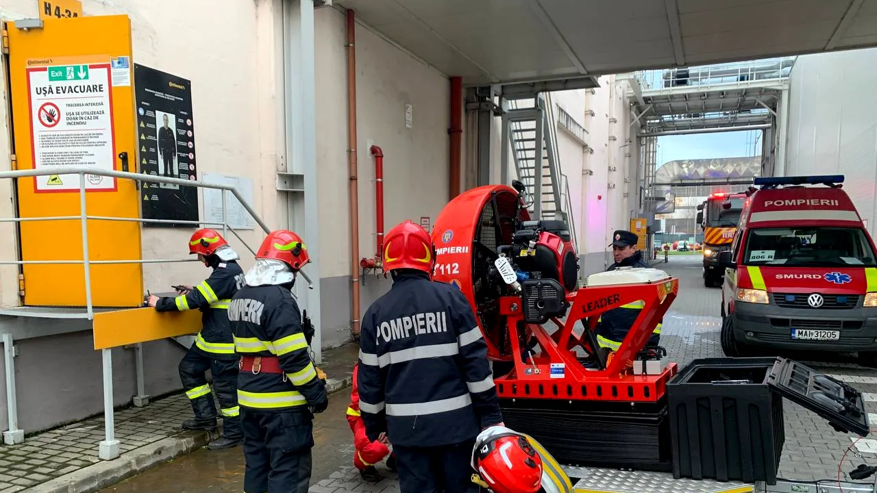Timişoara: Peste 100 de persoane evacuate dintr-o hală de producţie în urma unui incendiu 