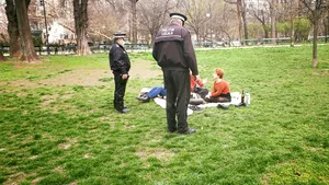 Peste 100 de parcuri mici din Sectorul 2 au fost închise pentru că erau pline de oameni: „Oamenii nu respectă regulile”