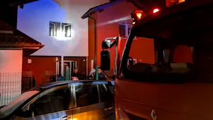 Incendiu într-o locuinţă din Bistriţa. Patru adulţi şi 10 copii, transportaţi la spital după ce s-au intoxicat cu fum