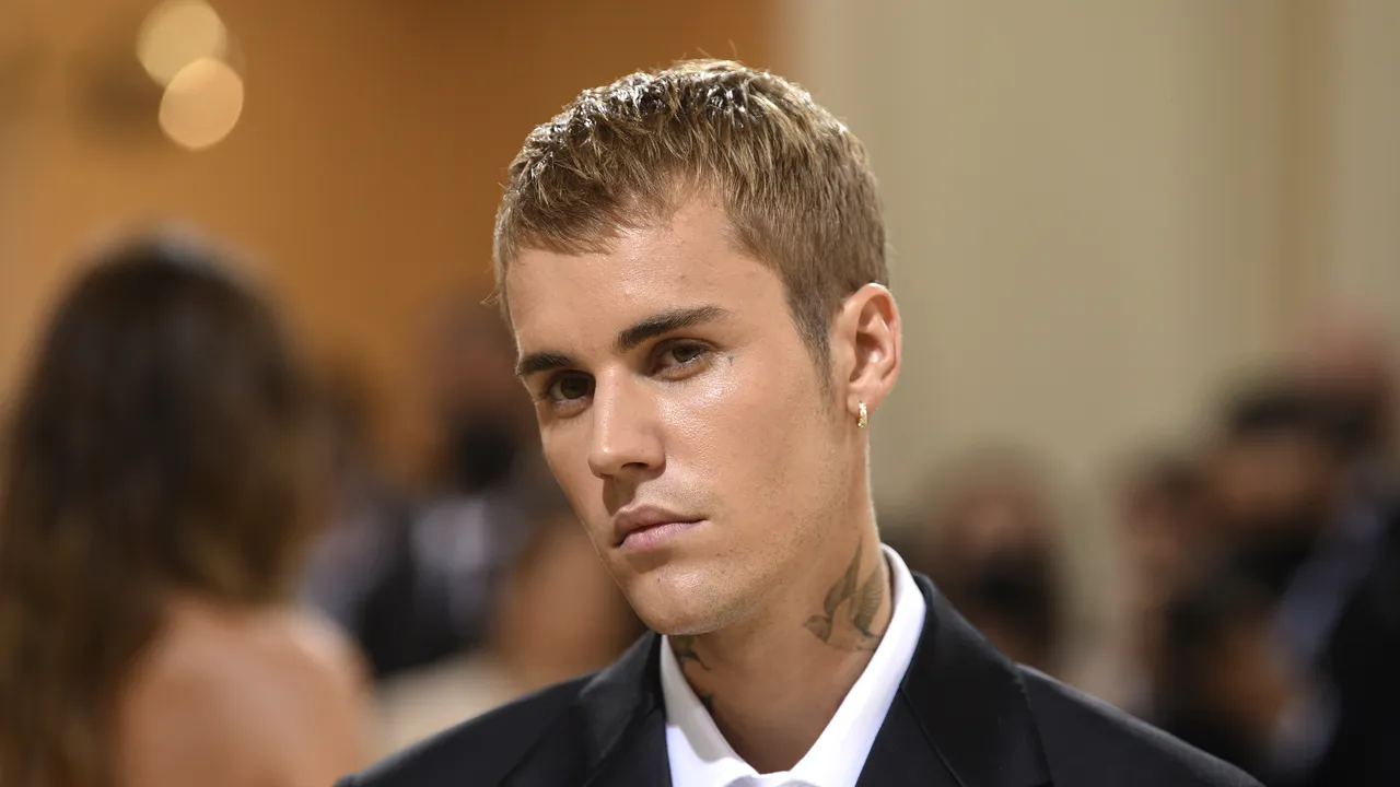 Justin Bieber spune că se străduieşte să se recupereze după o paralizie parţială a feţei