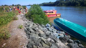 Dosar penal după incidentul de pe braţul Sulina. 13 adulţi şi 5 copii s-au salvat singuri, după ce şalupa în care se aflau a eşuat