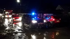 Mai multe locuinţe şi curţi inundate în Vaslui şi Bacău, în urma ploilor torenţiale | VIDEO, FOTO