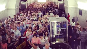 Nou incident la metroul din Moscova: Aproximativ 900 de pasageri au fost blocaţi timp de o oră
