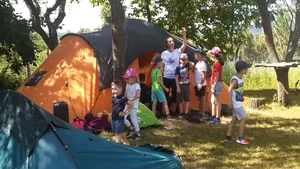 COVID-19 nu pune lacăt taberelor de vară. Copiii rămân în siguranţă şi se bucură de experienţe inedite, în mijlocul naturii