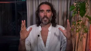 Russell Brand, eliberat pe cauțiune în urma acuzațiilor de viol și agresiune indecentă