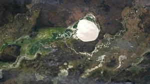 ”Oglindă” argintie gigantică în inima Africii. O fotografie realizată de un astronaut arată o „reflexie solară” rară, care strălucește pe Lacul Iro