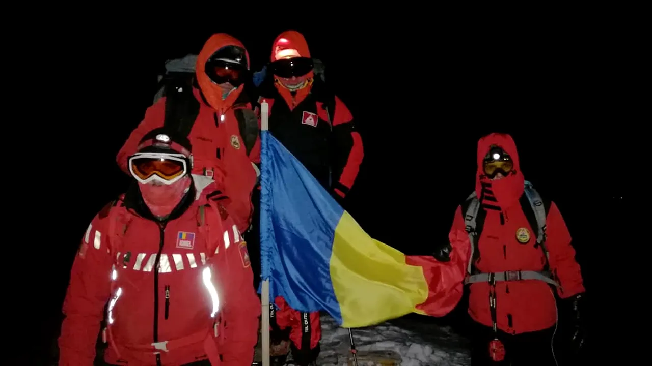 1 Decembrie 2018 Drapelul României, dus de salvamontişti pe cele mai înalte vârfuri din Ţara Dornelor