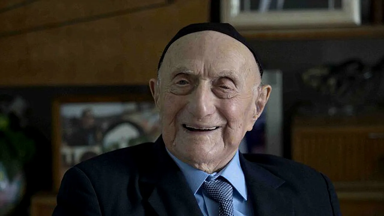 A murit cel mai bătrân om din lume, supravieţuitor al lagărului de la Auschwitz. Viaţa impresionantă a bărbatului de 113 ani