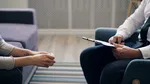 „Efectul ușii deschise”: de ce ne este atât de greu să încheiem relații sau etape. Explicația psihologului