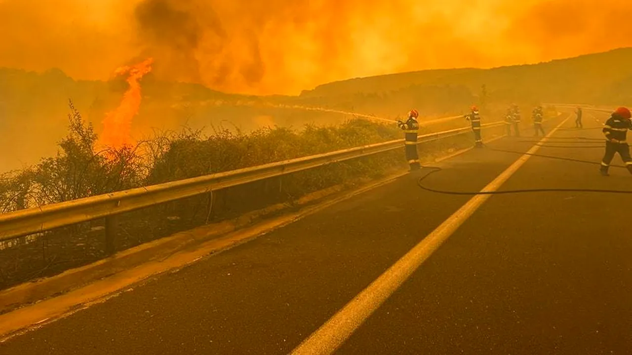 Incendiile din Grecia: Pompierii români intervin de-a lungul unei secţiuni a autostrăzii către Alexandroupolis