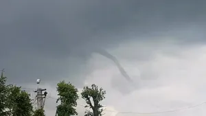 Imagini VIDEO cu o tornadă în formare, surprinse într-un judeţ din România