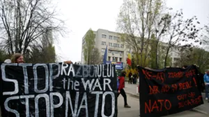 Aproximativ 40 de militanţi anti-NATO, în marş de la hala din Timpuri Noi