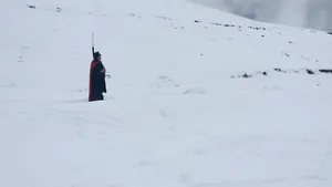 Apariţie inedită. Un turist echipat pelerină şi joben voia să ajungă la Vârful Omu