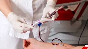 Donarea de sânge, oprită de fake news: Sângele vaccinaţilor coagulează