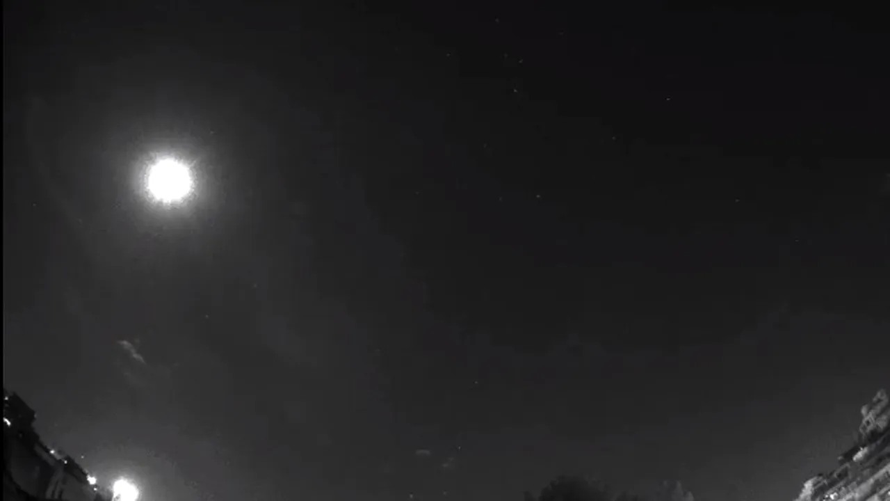 VIDEO | Imagini unice pe cerul Capitalei: Capsula lui Elon Musk trimisă de NASA, vizibilă din Bucureşti pentru un minut şi jumătate