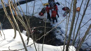 Două persoane, salvate de pompieri după ce s-au răsturnat în apă cu snowmobilul. FOTO