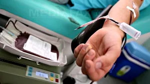 O sută de tineri PDL au donat sânge. Seniorii partidului au absentat de la acţiune
