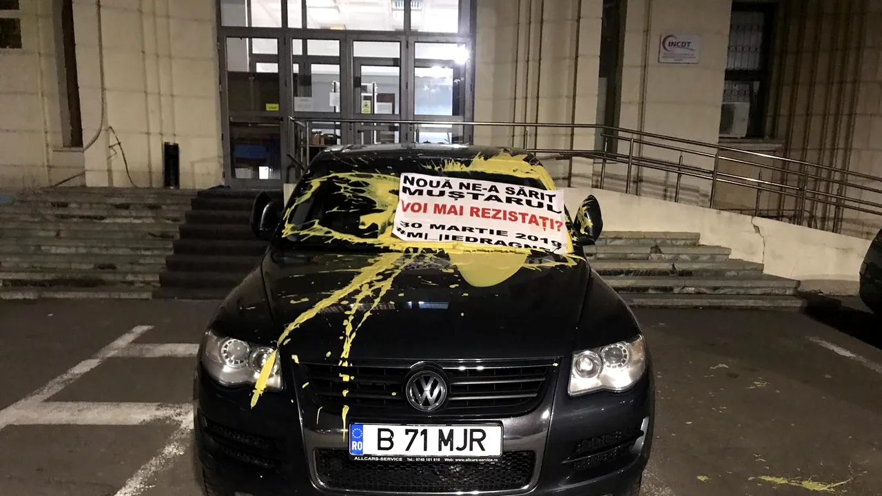 Intrarea în sediul ministerului Justiţiei şi o maşină, murdărite de protestatari cu ketchup şi muştar | FOTO