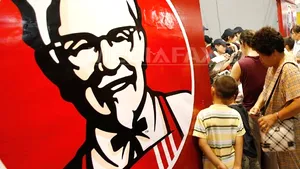 VIDEO Scandalul piticului nud. Primarul din Târgovişte ameninţă KFC cu procese după un clip filmat în Turnul Chindiei
