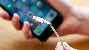 Încărcătorul pentru iPhone ar putea fi schimbat, din nou. UE vrea conector unic de alimentare