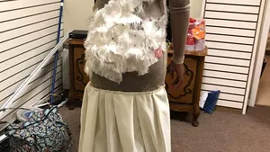 FOTO O adolescentă, în LACRIMI după ce a primit rochia făcută la comandă pentru bal. Mama tinerei, REVOLTATĂ 