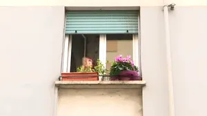 Imagini impresisonante cu italienii care aplaudă de la balcoane echipajele medicilor | VIDEO