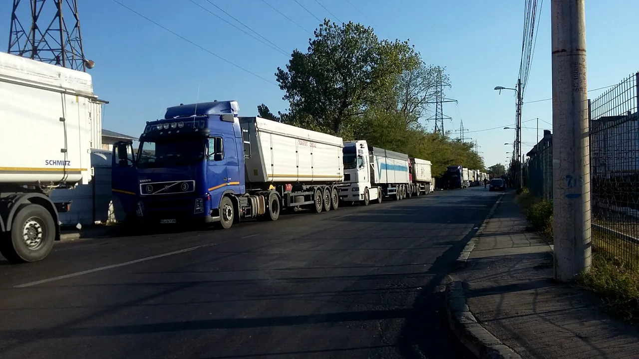 TIR răsturnat pe DN3, în zona localităţii ilfovene Brăneşti. Circulaţia este oprită 