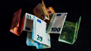 De ce își învelesc oamenii banii în folie de aluminiu. Trucul pe care puțini îl cunosc