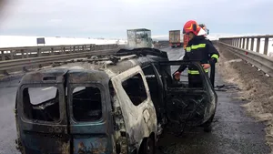 INCENDIU pe Autostrada Sibiu – Orăştie: O maşină a ars complet | FOTO, VIDEO