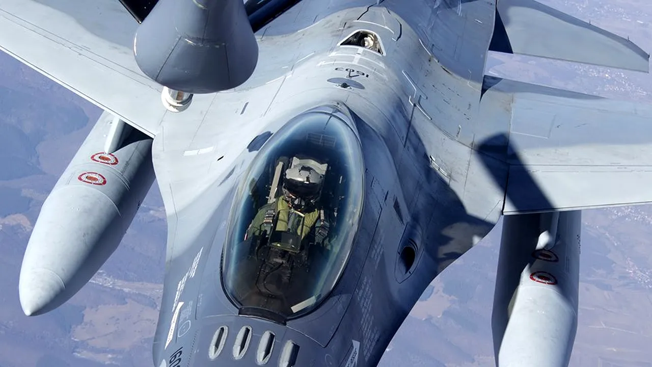 Avioanele F-16 Fighting Falcon nu au mai „defilat” la PARADA de la Arcul de Triumf pentru că a îngheţat pista de la Borcea