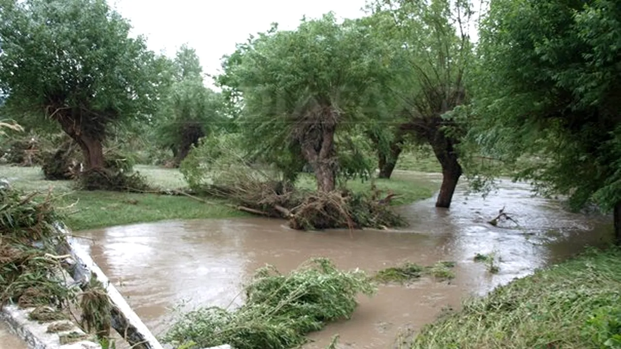 Cei peste două mii de locuitori ai comunei Săuceşti, evacuaţi de urgenţă