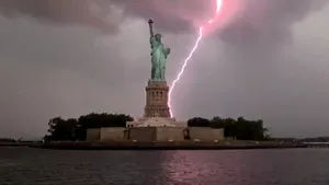 VIDEO Momentul spectaculos când un fulger loveşte chiar în spatele Statuii Libertăţii