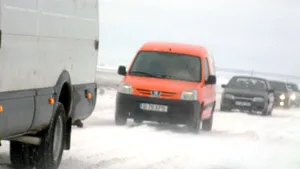 Circulaţie rutieră dificilă pe DN 1, la Comarnic, din cauza ninsorii