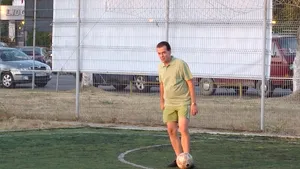 Tinerii liberali au jucat câteva partide de fotbal, la Mamaia, inclusiv cu jurnalişti - FOTO