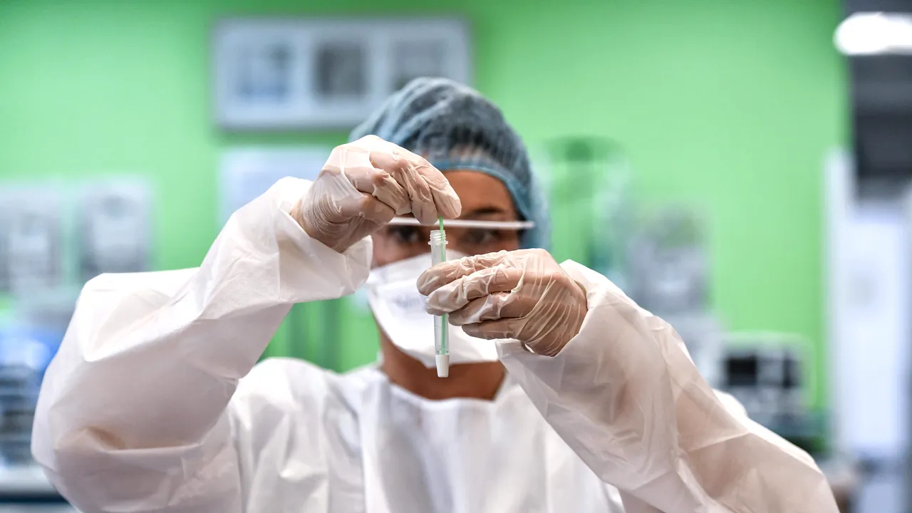 Valul Omicron în România. Unul din trei teste pentru COVID este pozitiv 