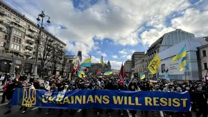 Mii de ucrainieni au ieşit în stradă pentru a arăta unitate poporului în faţa ameninţării ruseşti