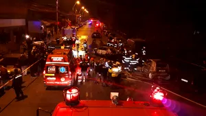 ACCIDENTUL de pe strada Baicului din Capitală în care au ars patru maşini: Tânăra de 18 ani, rănită marţi seara, este în stare foarte gravă | VIDEO