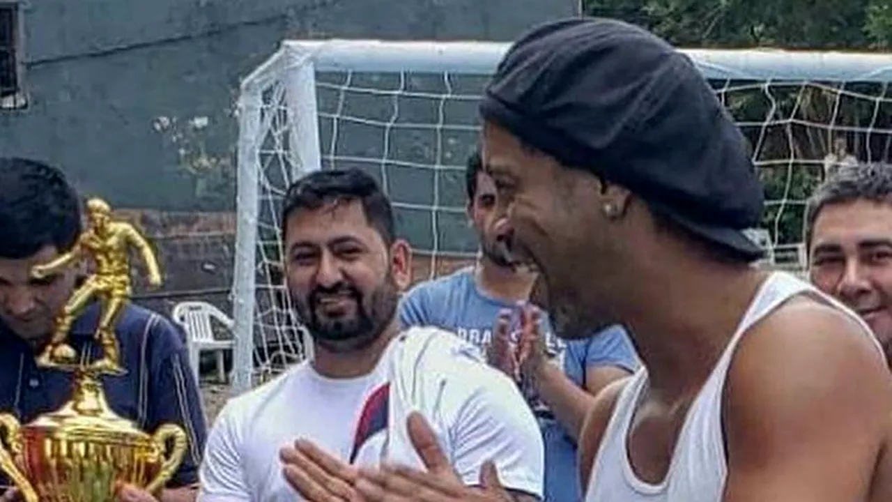 VIDEO | ”Puşcărie” de fotbalist! În primul meci de după gratii, Ronaldinho a dat 5 goluri şi 6 pase de gol deşi nu avea voie să marcheze. 
