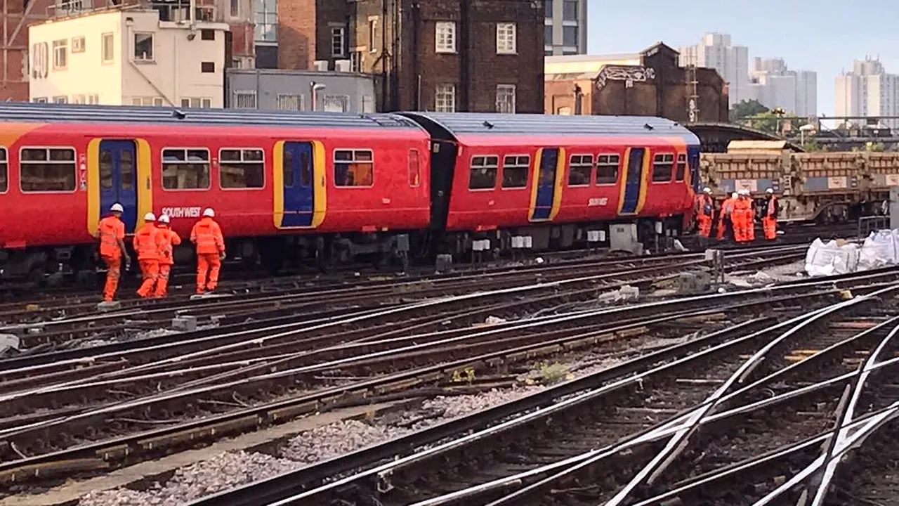 FOTO | Trei persoane au fost rănite uşor după ce un tren a deraiat în apropierea gării Waterloo din Londra