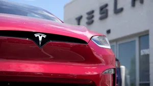 Tesla livrează un număr record de maşini, iar reducerea preţurilor dă roade pentru Musk