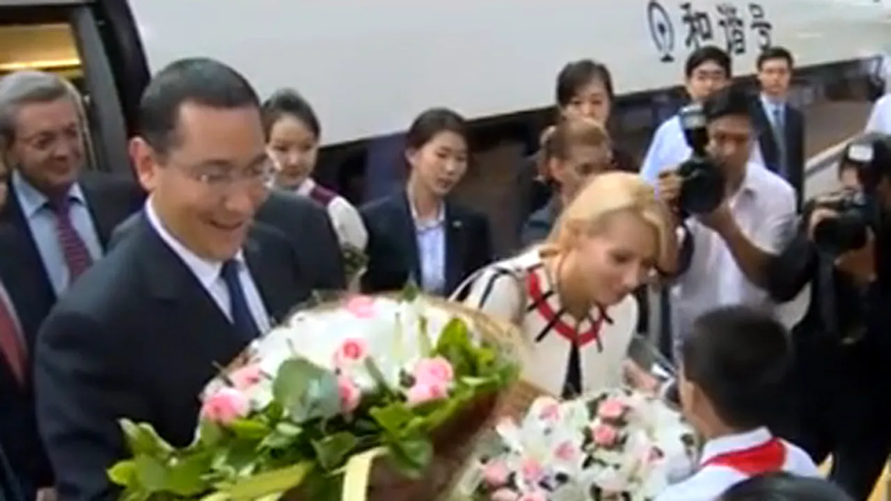 Reacţia lui Victor Ponta când a primit un buchet de flori de la copii îmbrăcaţi în pionieri în China - VIDEO