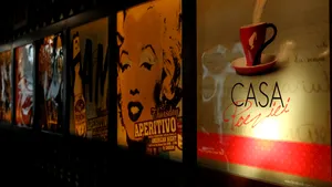 Un robot-poet decorează cu versuri pereţii Casei Poeziei din Bucureşti, vineri - FOTO