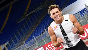 Record la înălţime: Armand Duplantis ar fi putut intra direct pe fereastra unui apartament de la etajul 2