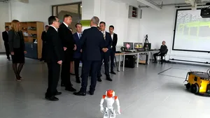 Preşedintele Iohannis, întâmpinat la Braşov de un roboţel care i-a urat ”bun venit”